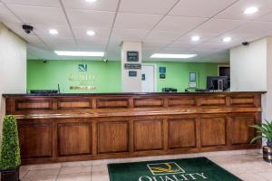 una zona de espera de una oficina dental en Quality Inn North, en Battleboro 32 fotos más