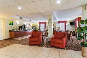 un vestíbulo de un hotel con 2 sillas y un bar en Quality Inn North, en Battleboro