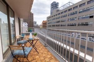 広島市にあるRIVER VILLAS HIROSHIMAのバルコニー(椅子2脚、テーブル付)