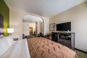 Кровать или кровати в номере Quality Suites