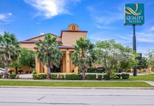 a front view of a quality suites hotel at Quality Suites in San Antonio