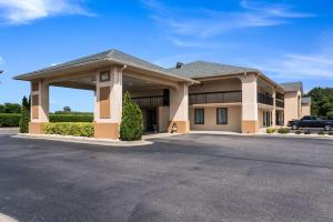 un gran edificio de oficinas con aparcamiento en Quality Inn North, en Battleboro