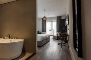 Postel nebo postele na pokoji v ubytování Fruitpark Hotel & Spa