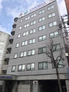 札幌市にあるホテルリブマックス札幌駅前の大灰色の建物