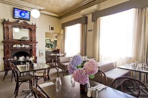 TV a/nebo společenská místnost v ubytování Deloraine Hotel