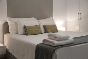Кровать или кровати в номере Corina Suites & Apartments