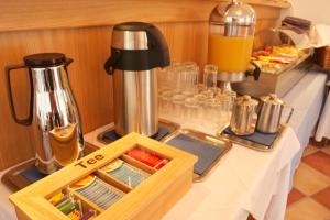 einen Tisch mit einer Kaffeemaschine darüber in der Unterkunft Pension Regia in Velden am Wörthersee