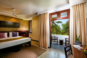 Кровать или кровати в номере Avani Kalutara Resort