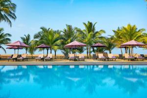 Бассейн в Avani Kalutara Resort или поблизости
