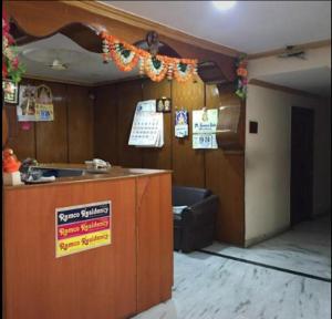 un restaurante con un mostrador con un cartel en Hotel Ramco Residency A/c, en Kanchipuram