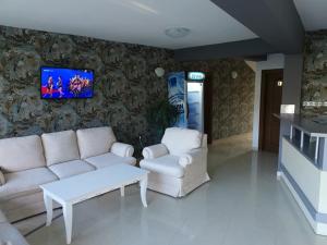 TV a/nebo společenská místnost v ubytování Family Hotel Dayana Beach