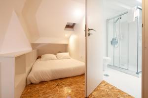 
A bed or beds in a room at APA L - Loft Guesthouse Jardim das Maes Charming
