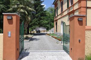 een poort naar een huis met een oprit bij Villa Lucia home holiday in Carrodano Inferiore