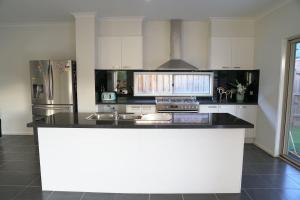 Ett kök eller pentry på Classic 6BRM Villa in Melbourne