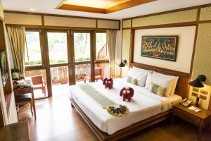 Posteľ alebo postele v izbe v ubytovaní PP Erawan Palms Resort