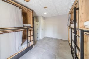 Cette petite chambre comprend des lits superposés. dans l'établissement Faro SOLO para MUJERES, à Platja d'Aro