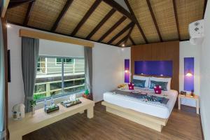 Posteľ alebo postele v izbe v ubytovaní PP Erawan Palms Resort