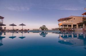 Bazén v ubytování Blue Bay Halkidiki nebo v jeho okolí