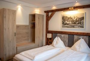 Un pat sau paturi într-o cameră la Gasthof Gosauschmied