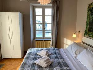 a bedroom with a bed with towels on it at -Ortaflats- Appartamento L'Angolo in Orta San Giulio