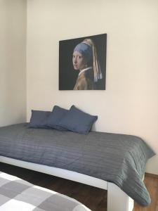 een slaapkamer met een bed met een schilderij aan de muur bij Boeren Burgers Buitenlui in Molenschot