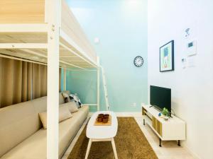- un salon avec des lits superposés et un canapé dans l'établissement TRIP POD YOSHIZUKA B, à Fukuoka