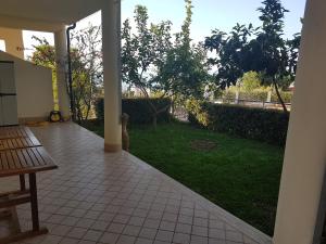 un patio vide avec vue sur la cour dans l'établissement Casa BOVA, à Pizzo