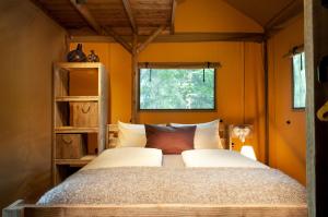 una camera da letto con un letto e una finestra di Ferienparadies Natterer See a Innsbruck