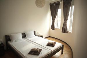 um quarto com uma cama com duas toalhas em The FlyingTheatre Suites em Plovdiv