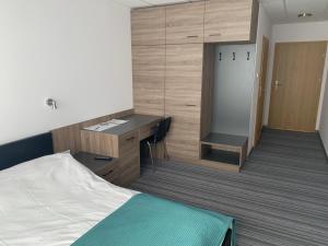 Dormitorio con escritorio, cama, escritorio y escritorio y escritorio en Pokoje gościnne Hut Pus, en Cracovia