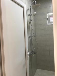 un bagno con doccia con porta in vetro di Hotel CHARLI a Gonio