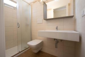 uma casa de banho com um lavatório, um WC e um espelho. em Dimora Varchi em Salve