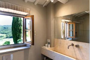 ein Badezimmer mit einem großen Waschbecken und einem Fenster in der Unterkunft Luxury Serviced Cottage in a Historical Chianti Borgo in Castellina in Chianti + 46 Fotos
