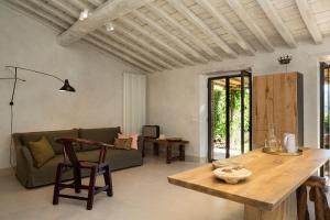 een woonkamer met een bank en een tafel bij StageROOM03 - Chianti in Castellina in Chianti