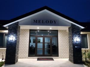 un negozio di melodie di notte con le porte aperte di Melody a Gore
