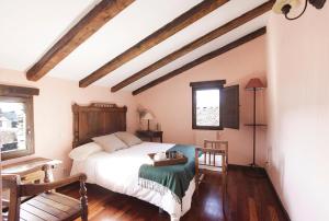 1 dormitorio con cama y ventana en La Pizarra Negra en Campillejo