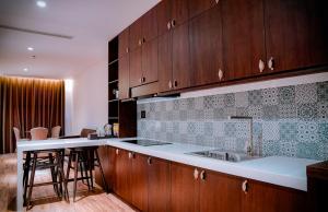Dapur atau dapur kecil di Dong Duong Hotel & Suites - Afternoon Tea Inclusive - Very Central