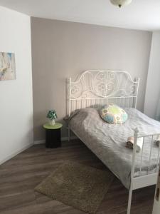 1 dormitorio con cama blanca con almohada y alfombra en Apartment Button in downtown, en Sofía