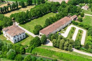 una vista aérea de una finca con un gran edificio en La Barchessa di Villa Pisani, en Lonigo