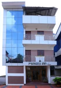 un edificio con un cartel que lee la posada Kings en princess inn royal, en Trivandrum