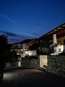 una casa con una valla de piedra y una pared de piedra en Case Vacanze Valle, en Lipari