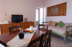 Sala de estar con mesa y botella de vino en Old Winery House en Kolymvari