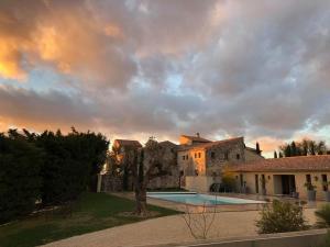 a house with a swimming pool in the yard at Le Pré de l'Aube in Montjoyer