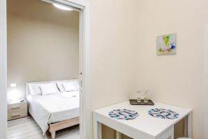 una piccola camera con letto e specchio di Bari Centrale Railway Station Apartment a Bari
