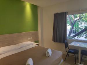 Postel nebo postele na pokoji v ubytování Westpoint Hotel