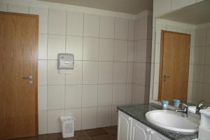 Ett badrum på Guesthouse Svinavatn