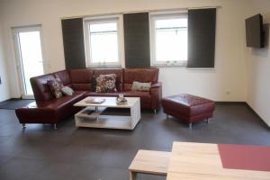 Una sala de estar con un sofá y una mesa de café. en Eifel Apartments, en Esch
