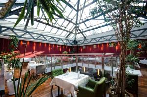 Reštaurácia alebo iné gastronomické zariadenie v ubytovaní Hotel Czarny Potok Resort SPA & Conference