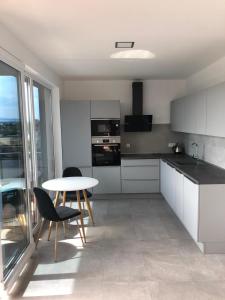 kuchnia ze stołem i krzesłami w pokoju w obiekcie Apartment Sun Lakes - Sever w mieście Senec