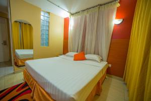 Postel nebo postele na pokoji v ubytování Eureka Place Hotel Kampala